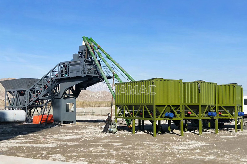 Horizontal cement silo and screw conveyor for the mobile concrete batching plant